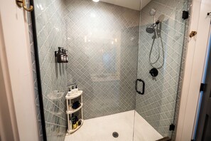 Bruser, hårtørrer, håndklæder, Sæbe