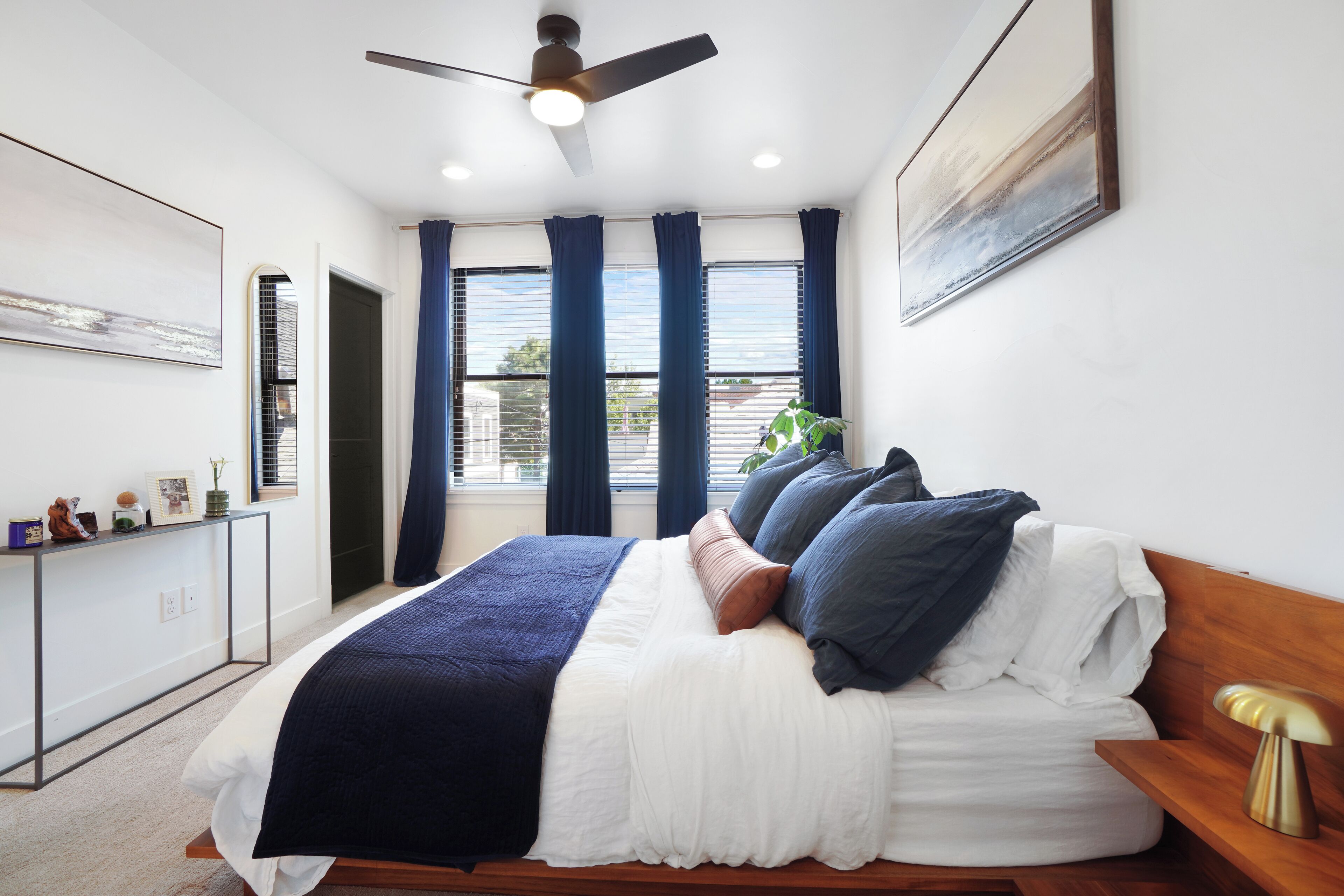 Silitysrauta/-lauta, Wi-Fi, vuodevaatteet