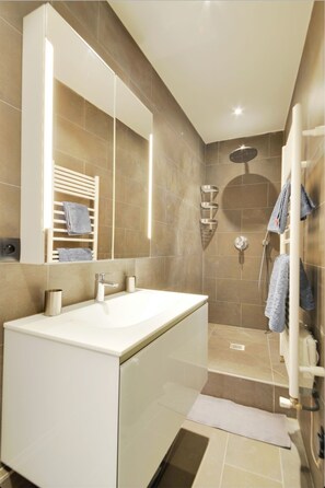 Shower, hair dryer, towels, soap - Bright & Spacious Haussmannian Luxury Residence in Prestigious Le Marais (Paris)