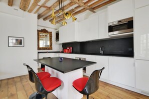 Fridge, microwave, oven, stovetop - Bright & Spacious Haussmannian Luxury Residence in Prestigious Le Marais (Paris)
