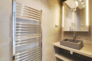Shower, hair dryer, towels, soap - Bright & Spacious Haussmannian Luxury Residence in Prestigious Le Marais (Paris)
