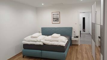 Iron/ironing board, WiFi, bed sheets