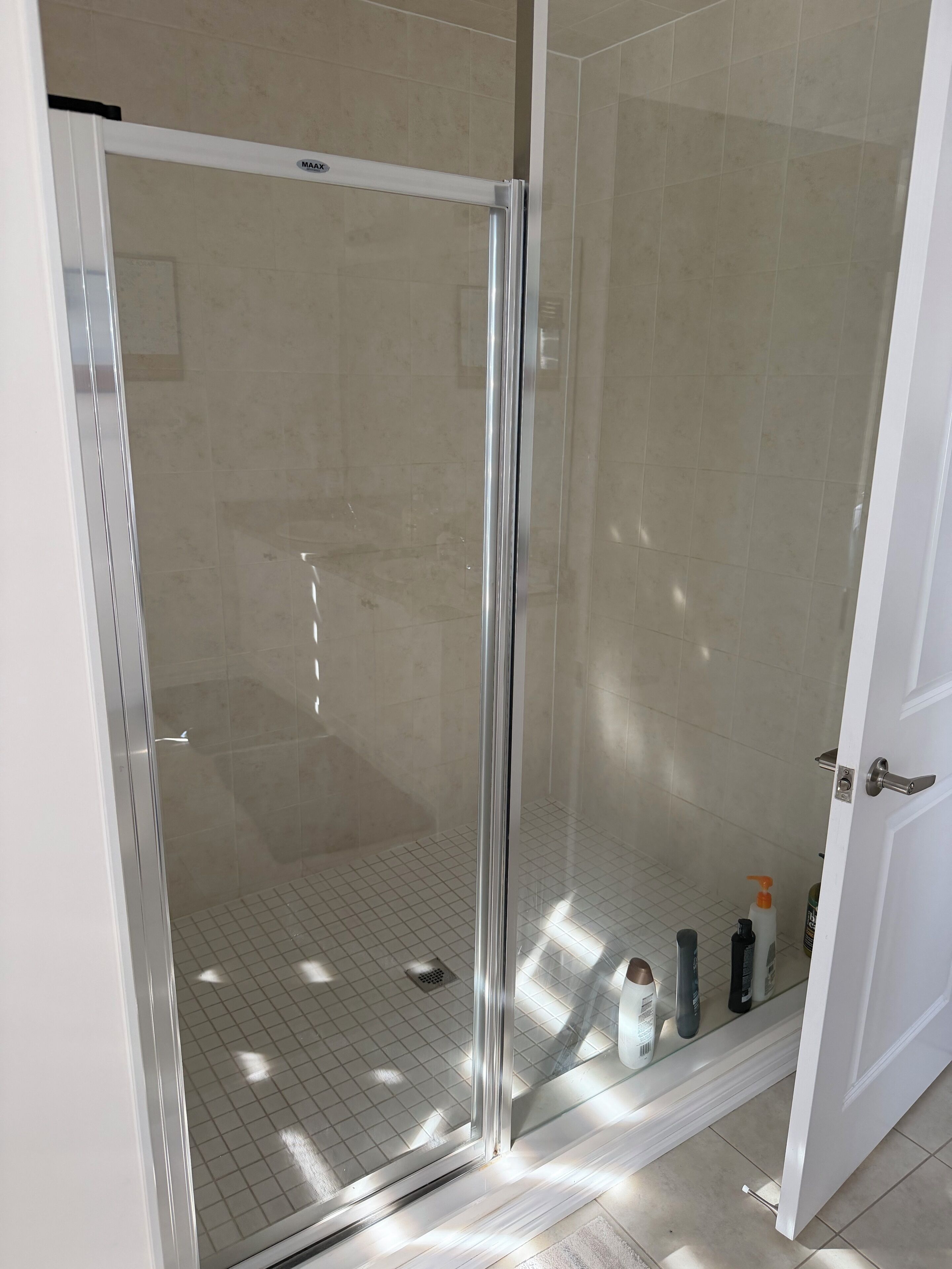 Suihku, hiustenkuivaaja, pyyhkeet, saippua