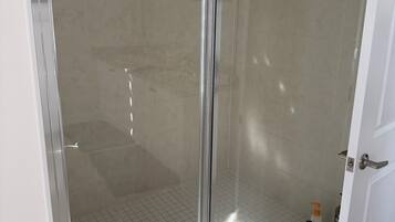 Suihku, hiustenkuivaaja, pyyhkeet, saippua