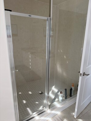 Douche, sèche-cheveux, serviettes fournies, savon