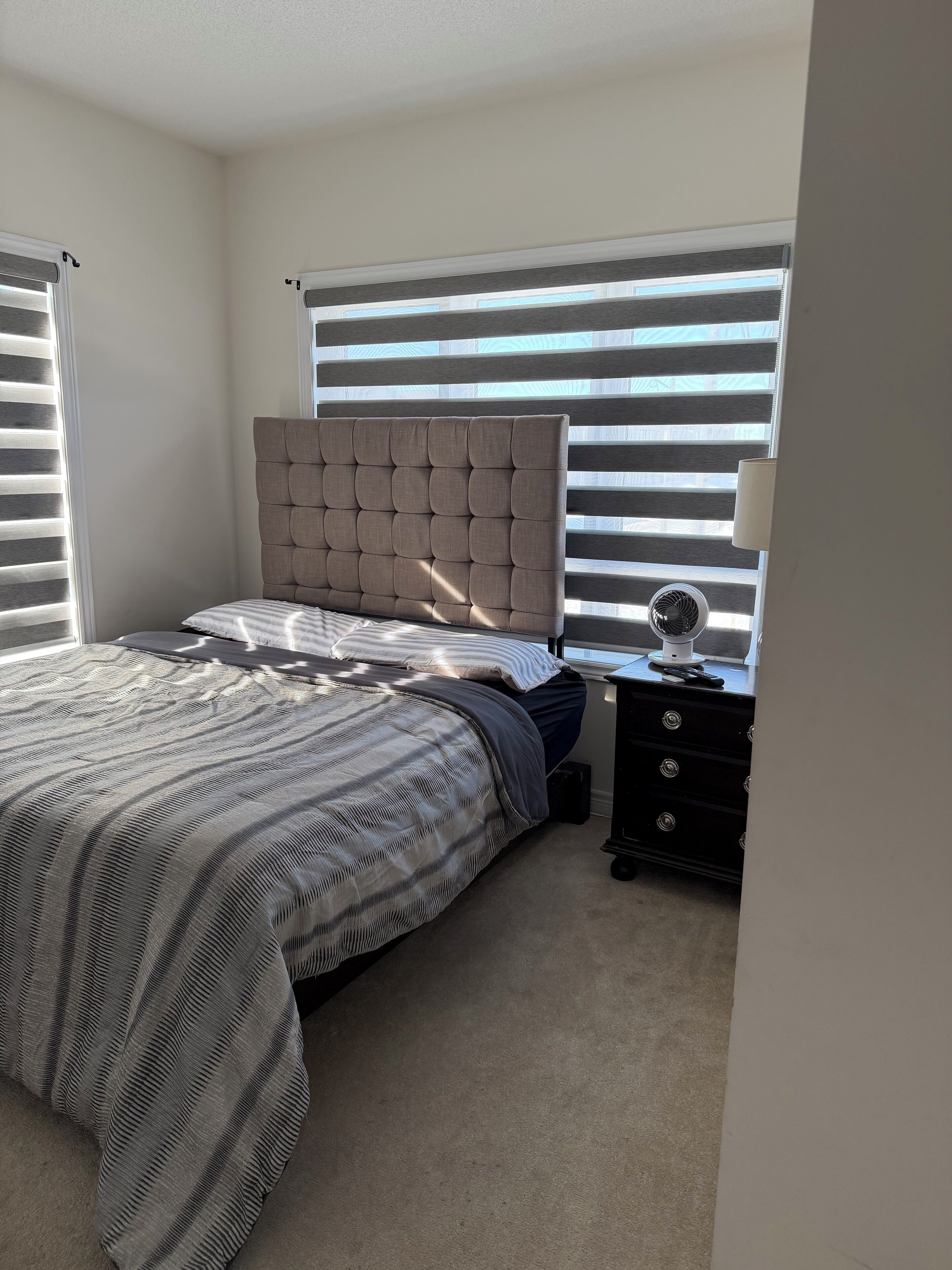 Een strijkplank/strijkijzer, wifi, beddengoed