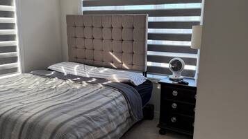 Een strijkplank/strijkijzer, wifi, beddengoed