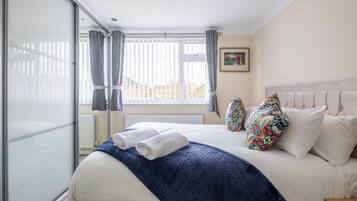 Desk, iron/ironing board, WiFi, bed sheets