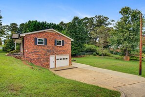Exterior - Cozy Home in Hickory (Hickory)