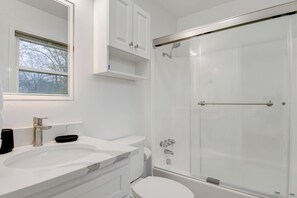 Hair dryer, towels, soap, toilet paper - Cozy Home in Hickory (Hickory)