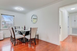 Dining - Cozy Home in Hickory (Hickory)