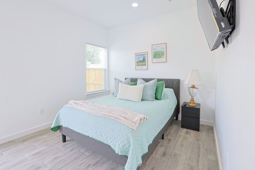 Een strijkplank/strijkijzer, internet, beddengoed