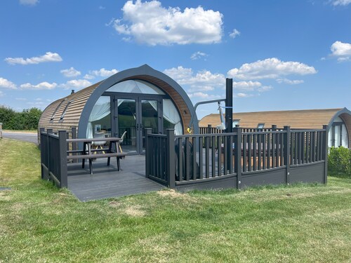 Blackbird Lodge - 2 bed, air con, hot tub, A/C, accessible, stunning views