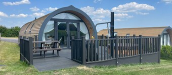 Blackbird Lodge - 2 bed, air con, hot tub, A/C, accessible, stunning views