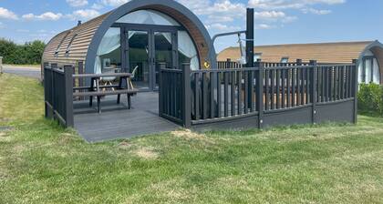 Blackbird Lodge - 2 bed, air con, hot tub, A/C, accessible, stunning views