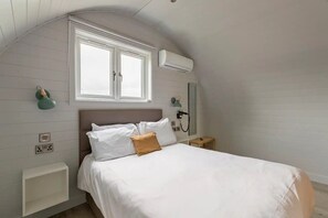 Iron/ironing board, Internet, bed sheets, wheelchair access