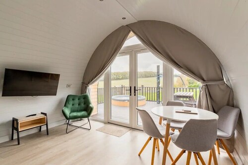 Blackbird Lodge - 2 bed, air con, hot tub, A/C, accessible, stunning views