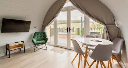 Blackbird Lodge - 2 bed, air con, hot tub, A/C, accessible, stunning views