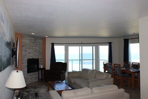 Smart TV, fireplace, books - Condo #208 with beautiful sunset view from your balcony overlooking the ocean (Lincoln City)