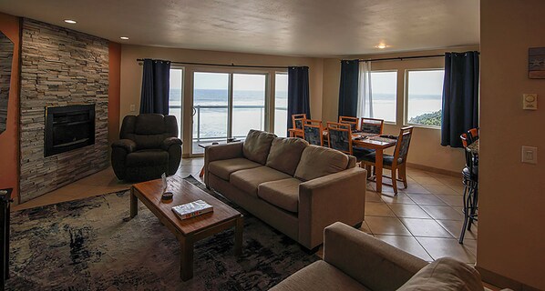 Smart TV, fireplace, books - Condo #208 with beautiful sunset view from your balcony overlooking the ocean (Lincoln City)