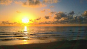 On the beach - Condo #208 with beautiful sunset view from your balcony overlooking the ocean (Lincoln City)
