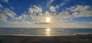 On the beach - Condo #308 with beautiful sunset view from your balcony overlooking the ocean (Lincoln City)
