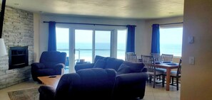 Smart TV, fireplace, books - Condo #308 with beautiful sunset view from your balcony overlooking the ocean (Lincoln City)
