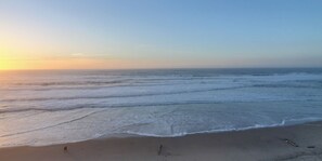 Une plage avec des vagues et un ciel dégagé.