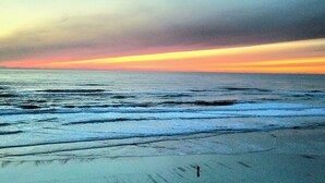 On the beach - Condo #202 with beautiful sunset view from your balcony overlooking the ocean (Lincoln City)