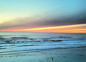 On the beach - Condo #202 with beautiful sunset view from your balcony overlooking the ocean (Lincoln City)