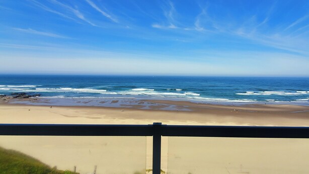 On the beach - Condo #202 with beautiful sunset view from your balcony overlooking the ocean (Lincoln City)