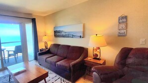 Smart TV, fireplace, books - Condo #202 with beautiful sunset view from your balcony overlooking the ocean (Lincoln City)