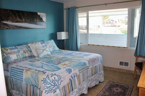 2 bedrooms, iron/ironing board, free WiFi, bed sheets - Condo #202 with beautiful sunset view from your balcony overlooking the ocean (Lincoln City)