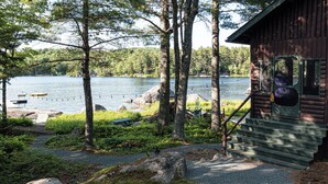 A cabin with a dock, surrounded by trees and a lake. - Quintessential Maine Lake House, 280Ft of Waterfront, near Acadia & Bar Harbor (Dedham)