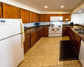 Kühlschrank, Mikrowelle, Ofen, Geschirrspüler