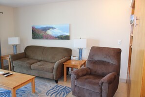 Smart TV, fireplace, books - Condo #104 with beautiful sunset view from your balcony overlooking the ocean (Lincoln City)