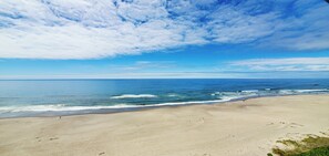 Ein Strand mit klarem Himmel und ruhiger See.
