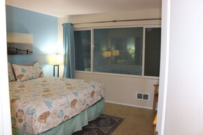 2 bedrooms, iron/ironing board, free WiFi, bed sheets - Condo #104 with beautiful sunset view from your balcony overlooking the ocean (Lincoln City)