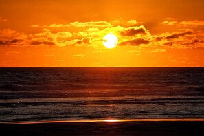 On the beach - Condo #104 with beautiful sunset view from your balcony overlooking the ocean (Lincoln City)