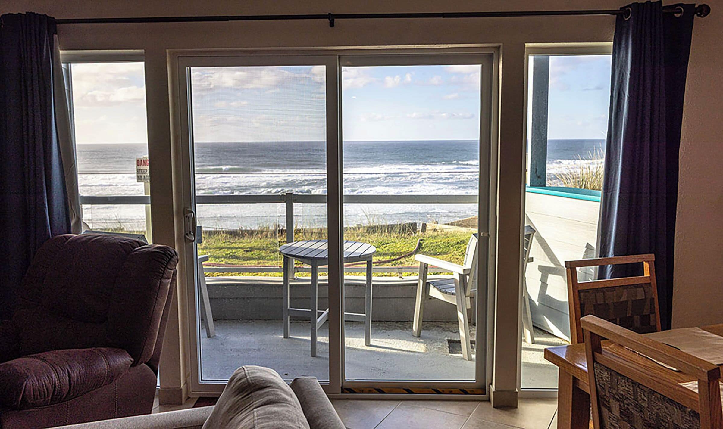 智能電視、壁爐、書籍