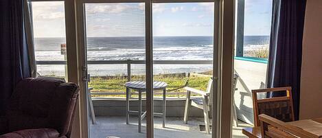 TV connectée, cheminée, livres