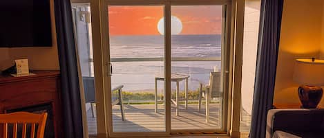 TV connectée, cheminée, livres