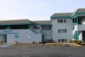 Exterior - Condo #206 with beautiful sunset view from your balcony overlooking the ocean (Lincoln City)