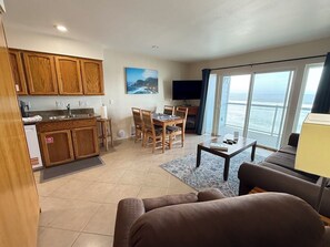 Smart TV, fireplace, books - Condo #206 with beautiful sunset view from your balcony overlooking the ocean (Lincoln City)