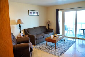 Smart TV, fireplace, books - Condo #203 with beautiful sunset view from your balcony overlooking the ocean (Lincoln City)