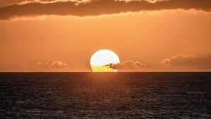 Ein Sonnenuntergang über dem Meer mit klarem Horizont.