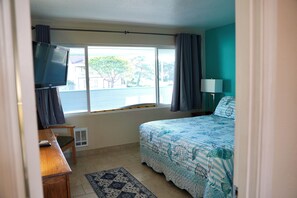 2 bedrooms, iron/ironing board, free WiFi, bed sheets - Condo #203 with beautiful sunset view from your balcony overlooking the ocean (Lincoln City)