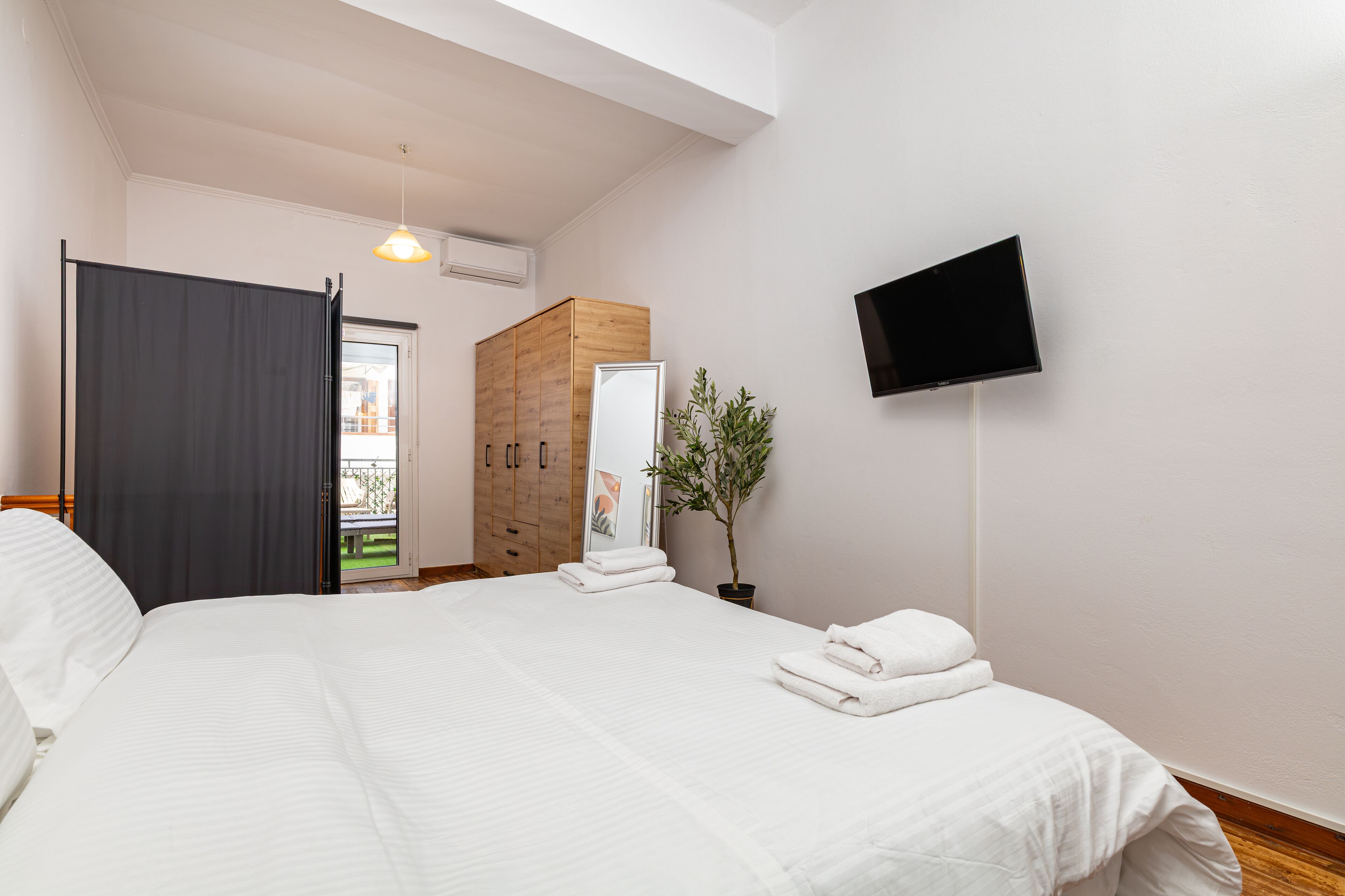 Iron/ironing board, WiFi, bed sheets