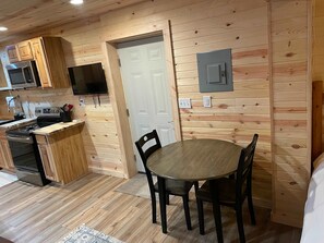 Suite - Secluded Cabin With King Size bed (Gilbert)