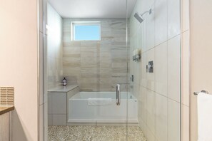 Haartrockner, Handtücher, Seife, Toilettenpapier
